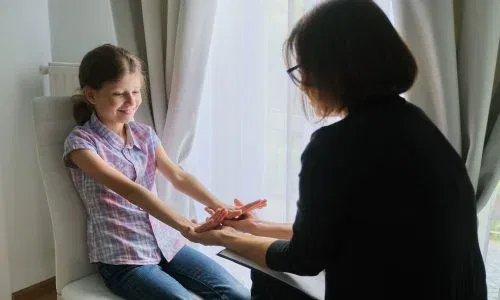 Kind in heller Praxis während einer kindgerechten Hypnose in Bonn, Symbol für Vertrauen, Ruhe und spielerische Entspannung
