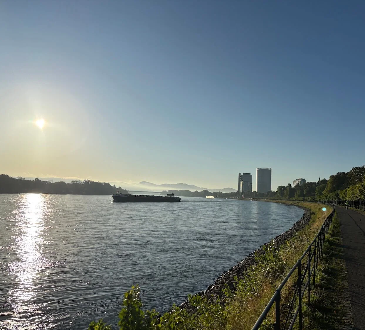 Lokales Stimmungsbild – Balance und Ruhe am Rhein in Bonn
