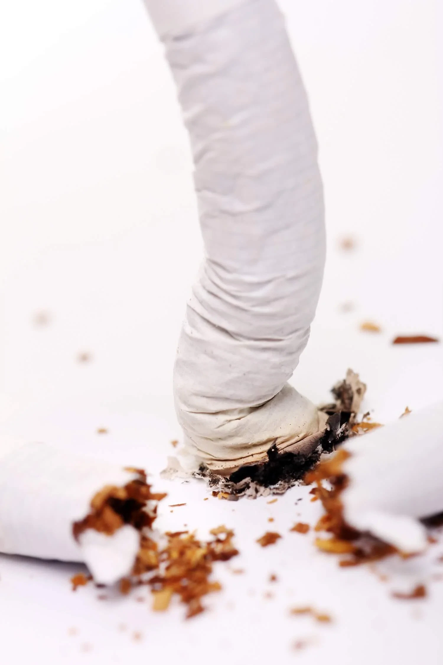 Nahaufnahme einer ausgedrückten Zigarette als Motiv für Raucherentwöhnung durch Hypnose in Köln.