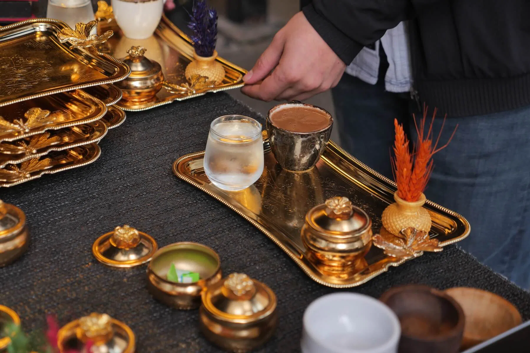Zeremonieller Rohkakao in einer Tasse als zentrales Element einer Kakao Zeremonie in Köln und Bonn.